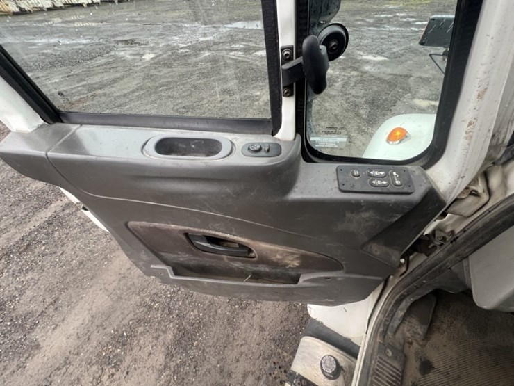 2013-international-7500-s/a-dump-truck-image-35