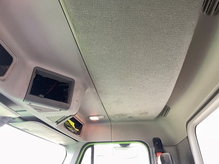 #1482-•-2009-freightliner-truck-tractor-(has-mn-title)-image-39