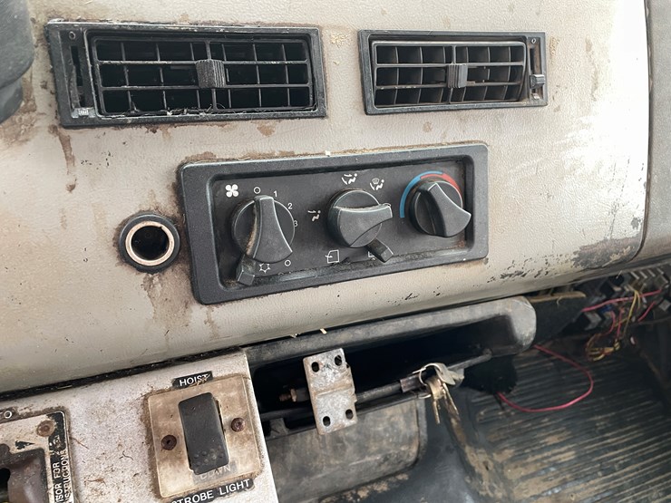 2000-freightliner-fl60-image-16