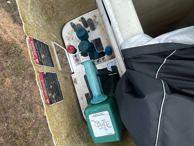 2016-freightliner-m2-106-image-39