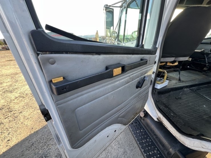 2000-freightliner-fl50-image-15