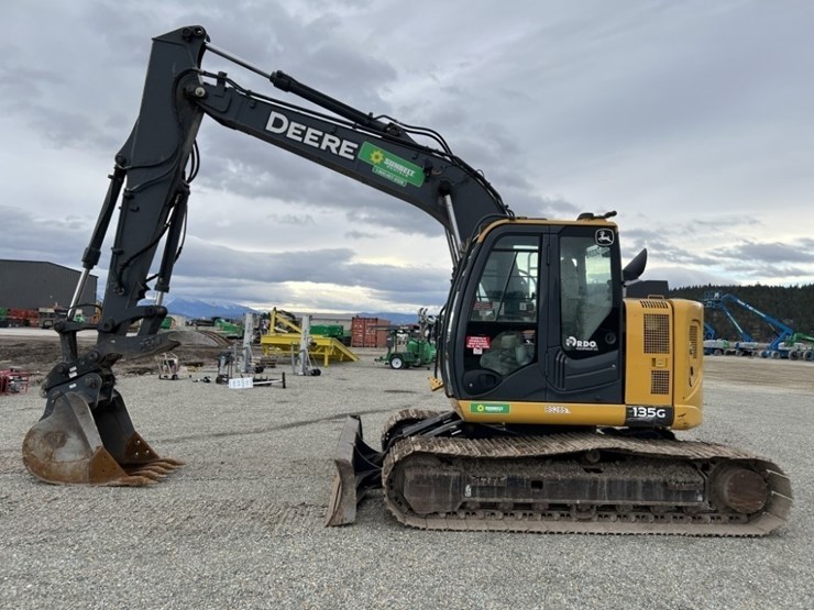2021-deere-135g-image-2