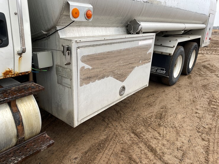 #1037-•-2009-international-navistar-fuel-truck-(has-mn-title)-image-18