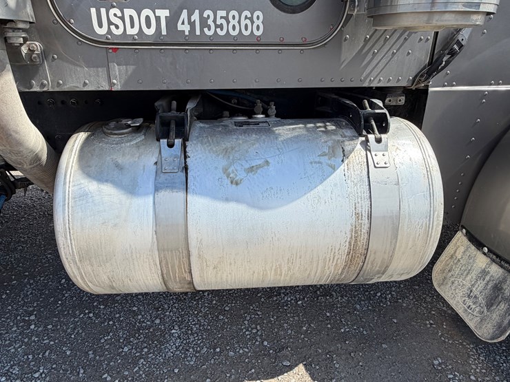 2004-peterbilt-379-image-17