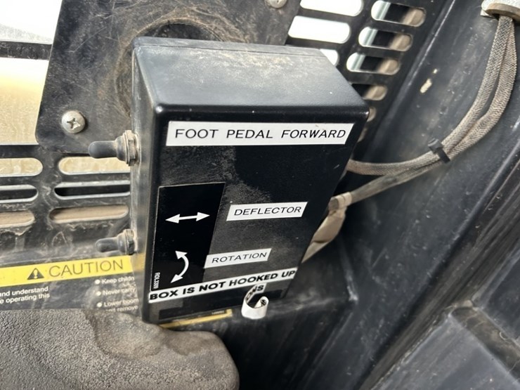 2005-john-deere-320-image-26