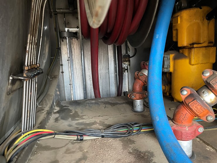 #1037-•-2009-international-navistar-fuel-truck-(has-mn-title)-image-32