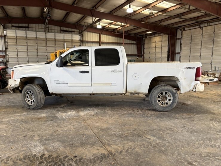 2010-gmc-sierra-2500-image-2