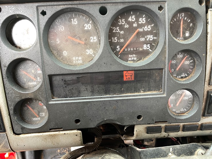 2000-freightliner-fl60-image-20