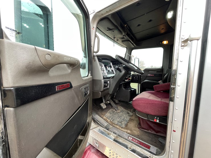 2012-kenworth-t660-image-35