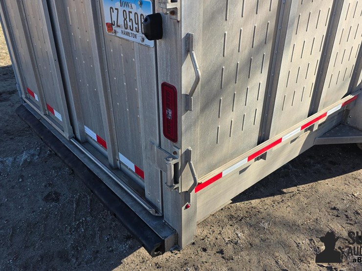 2022-eby-livestock-trailer-image-16