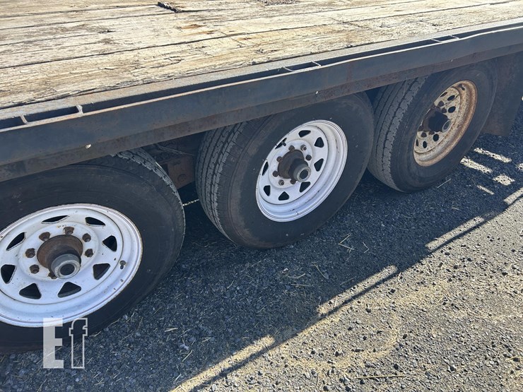 2007-trailerman-32-ft-tri-axle-image-3