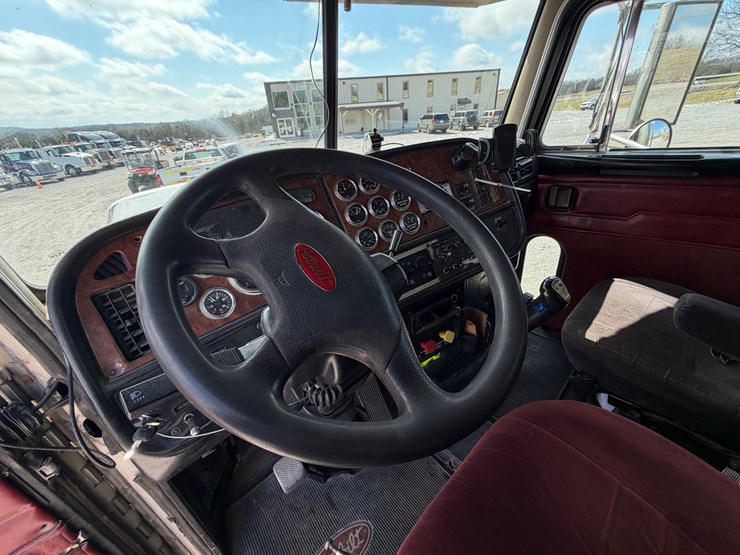 2004-peterbilt-379-image-28