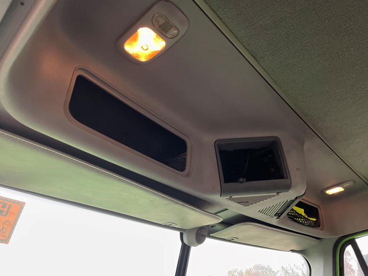 #1482-•-2009-freightliner-truck-tractor-(has-mn-title)-image-38