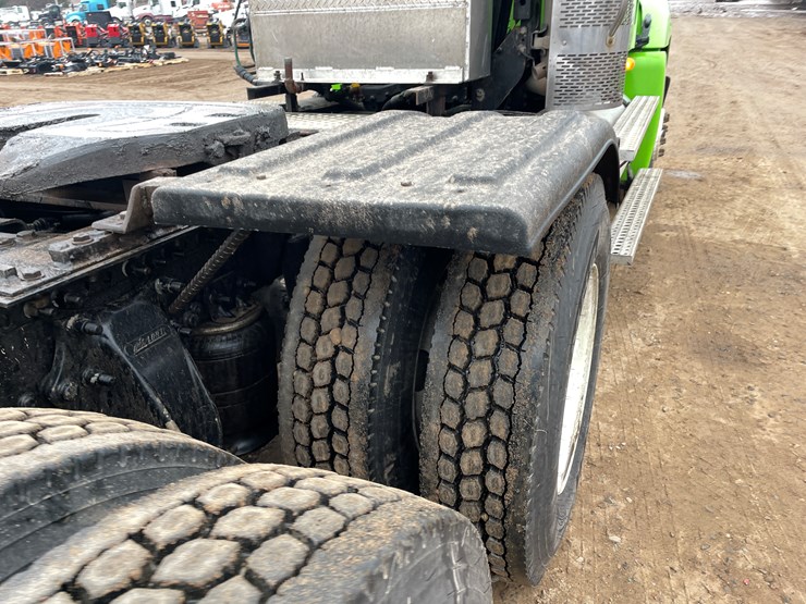 #1482-•-2009-freightliner-truck-tractor-(has-mn-title)-image-17