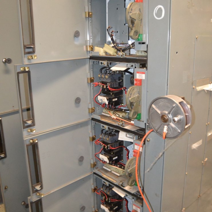 ALLLEN BRADLEY 5 SECTION MCC PANEL W/ 3 SIZE 1 STARTER W/ 3 SIZE 3 STARTER W/ 2 SIZE 4 STARTER W/ DISCONNECT