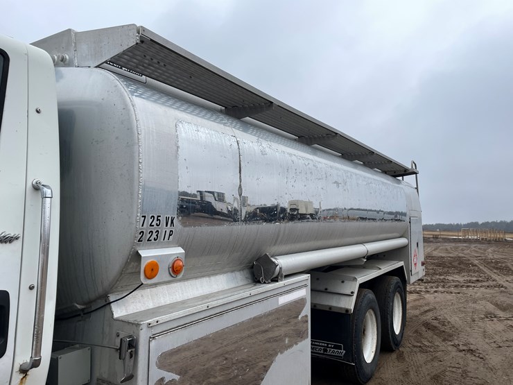#1037-•-2009-international-navistar-fuel-truck-(has-mn-title)-image-19