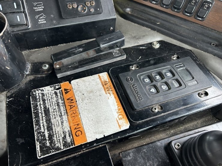 2014-peterbilt-320-image-37