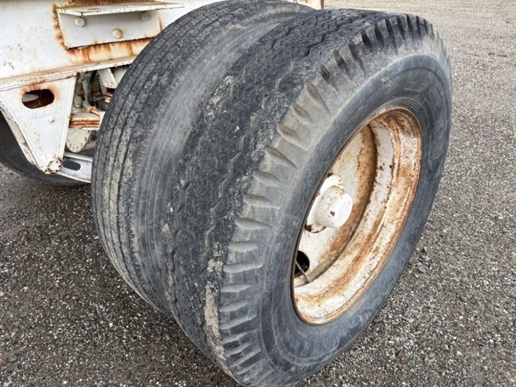 1987-clough-4,500-gallon-t/a-tank-trailer-image-10