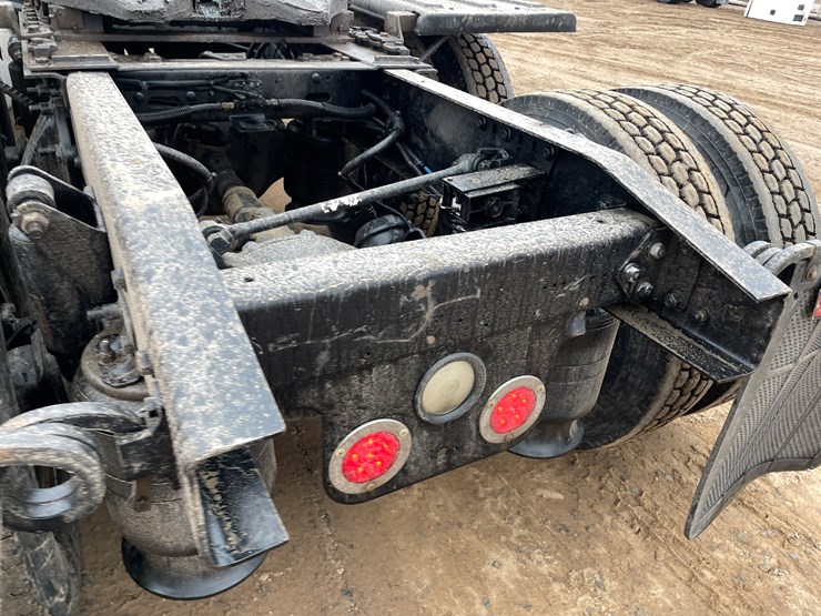 #1482-•-2009-freightliner-truck-tractor-(has-mn-title)-image-13