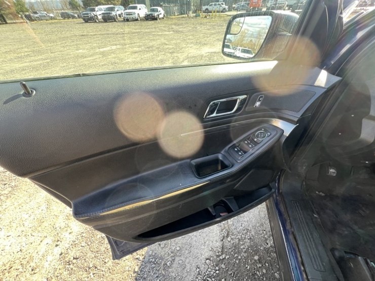 2016-ford-explorer-image-27