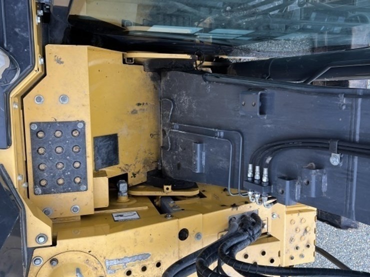 2021-deere-135g-image-28