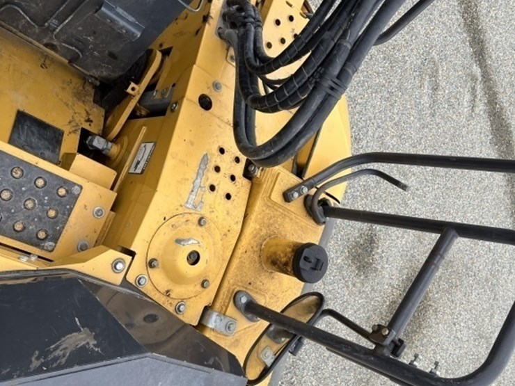 2021-deere-135g-image-29