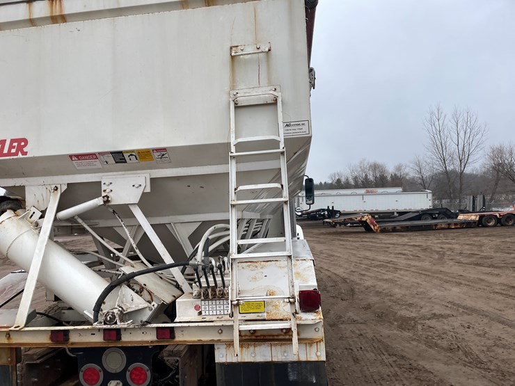 #1038-•-2005-freightliner-grain-truck-(has-mn-title)-image-33