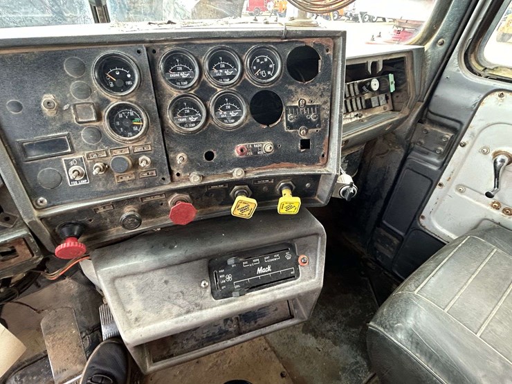 1995-mack-rd688-image-44