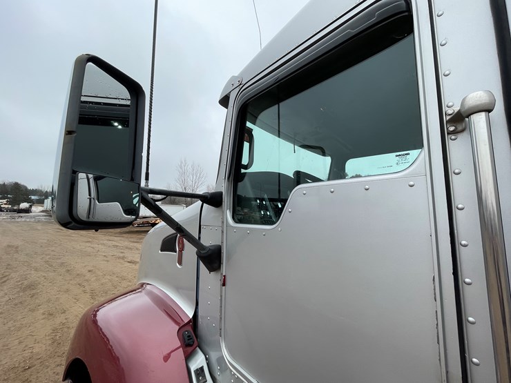 2012-kenworth-t660-image-34