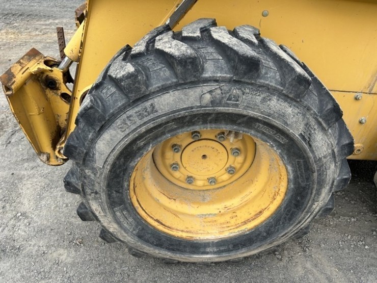 2005-john-deere-320-image-9