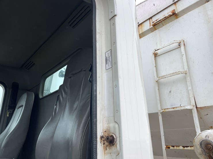 #1038-•-2005-freightliner-grain-truck-(has-mn-title)-image-46