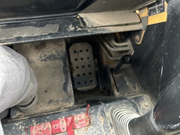 2005-john-deere-320-image-23