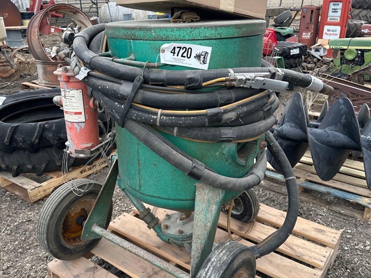 clemco-portable-sand-blaster-(wf)-image-1