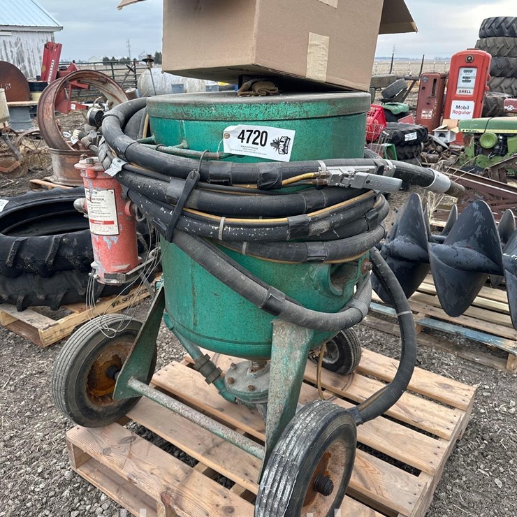 CLEMCO PORTABLE SAND BLASTER (WF)