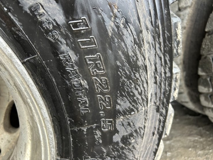 2014-peterbilt-320-image-12