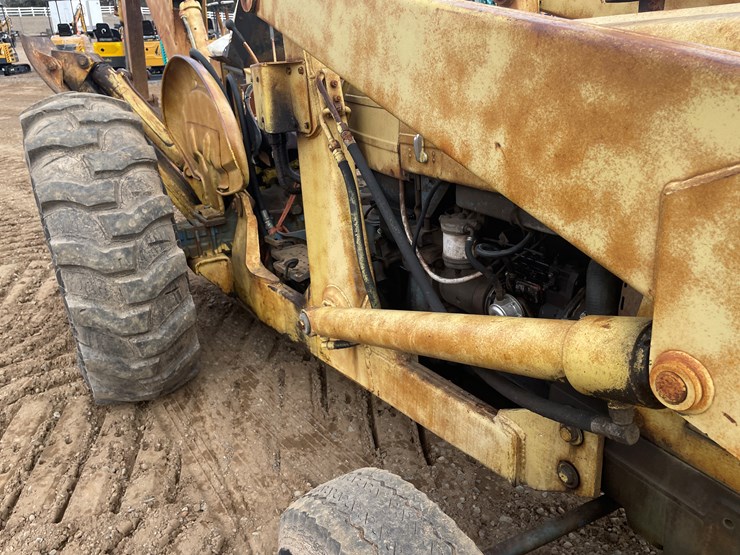 #1035-•-ford-backhoe-image-8