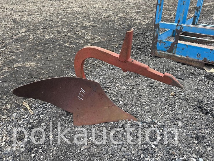 ih-1btm-1pt-fast-hitch-plow-(wf)-image-1