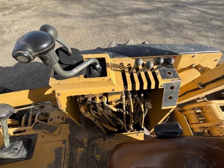 2004-deere-210le-image-23