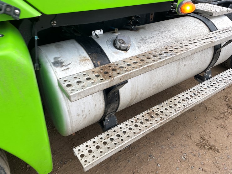 #1482-•-2009-freightliner-truck-tractor-(has-mn-title)-image-7