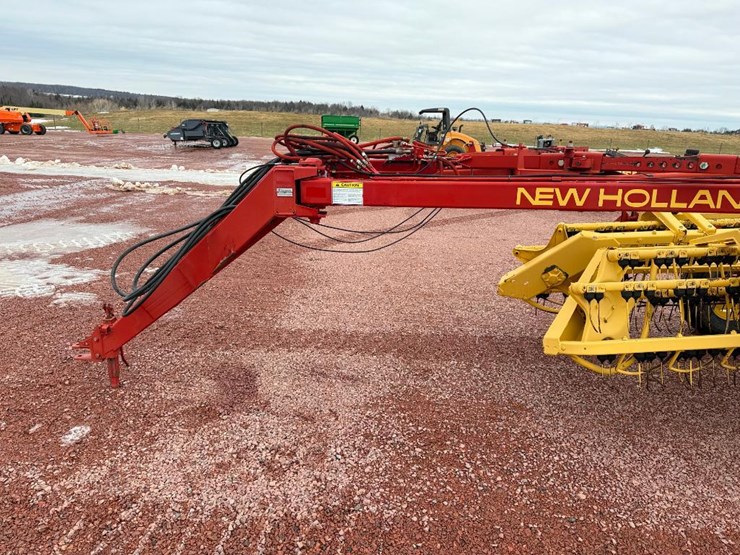 new-holland-216-image-10