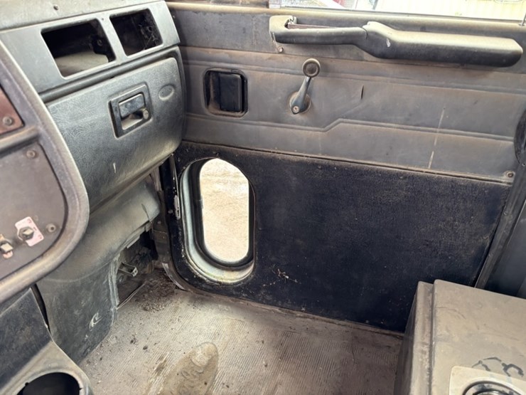 2001-peterbilt-357-image-42