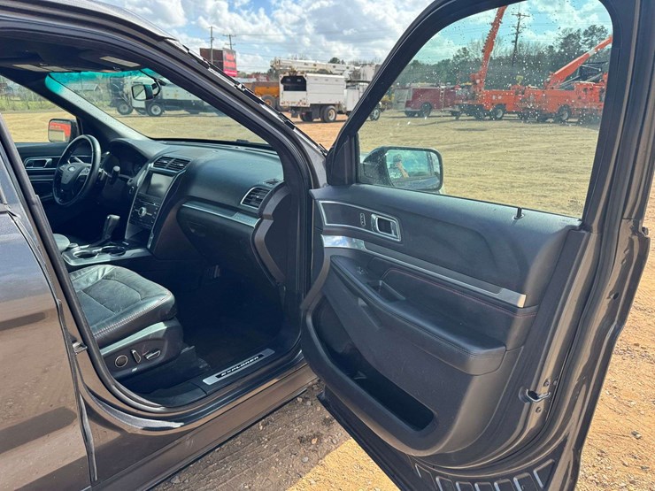 2016-ford-explorer-image-15