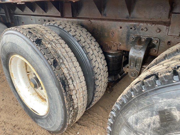 #1041-•-1989-peterbilt-flatbed-truck-tractor-(has-mn-title)-image-17