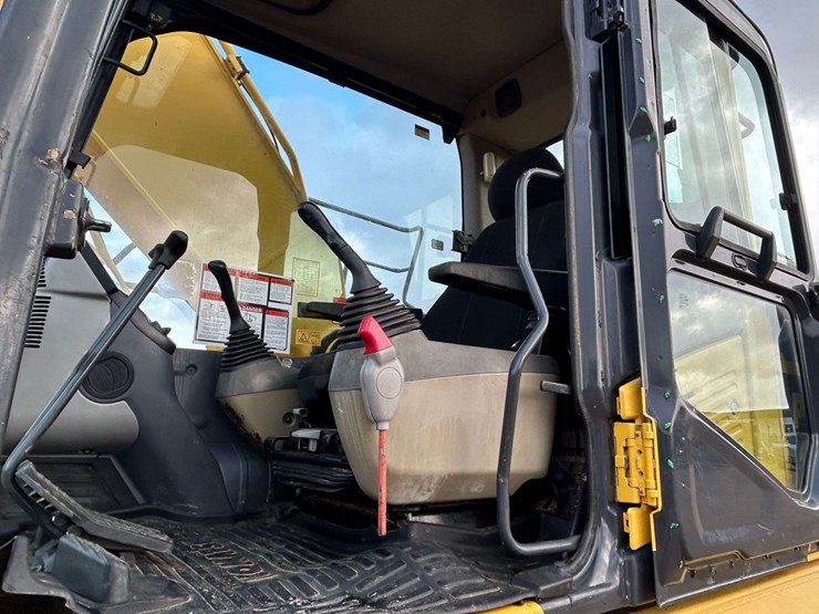 2015-komatsu-pc210-lc-10-image-53