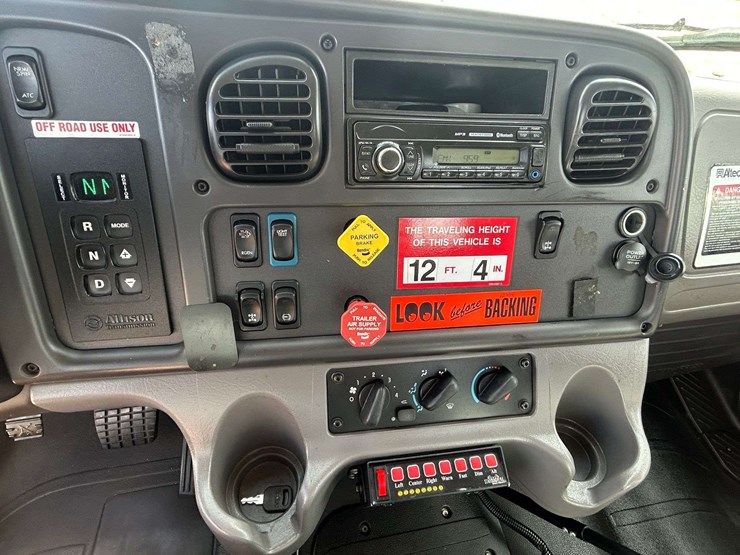 2016-freightliner-m2-106-image-60