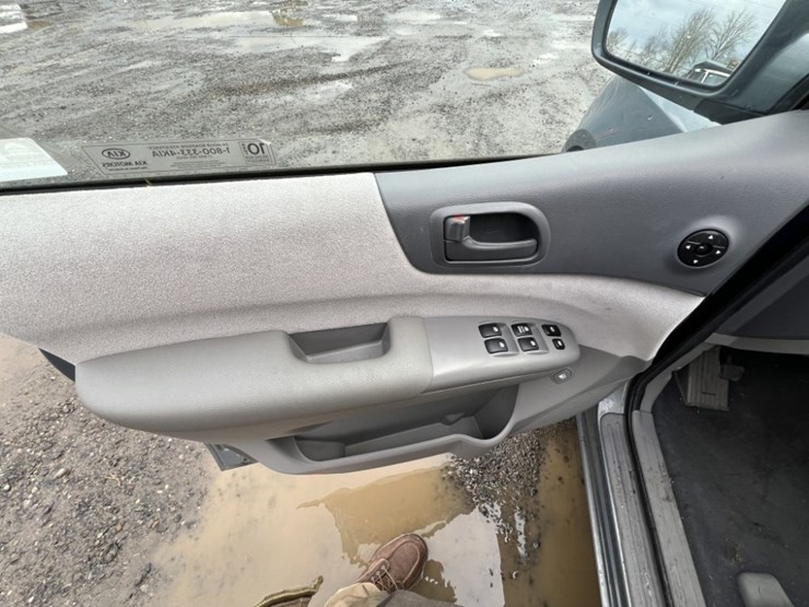 2008-kia-sedona-image-22