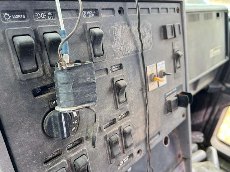 1999-mack-ch613-image-13