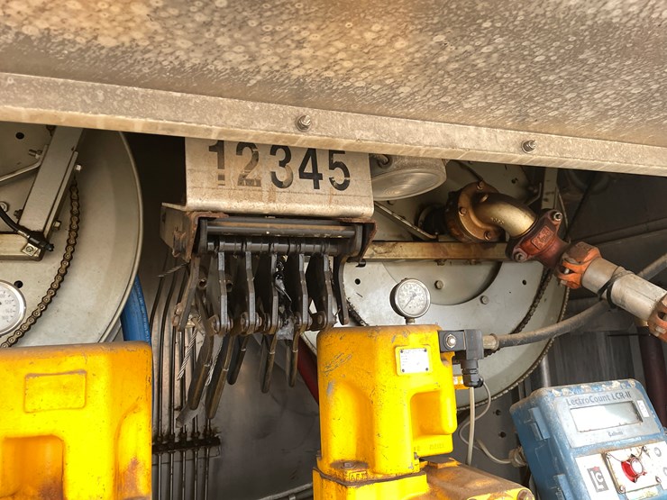 #1037-•-2009-international-navistar-fuel-truck-(has-mn-title)-image-38