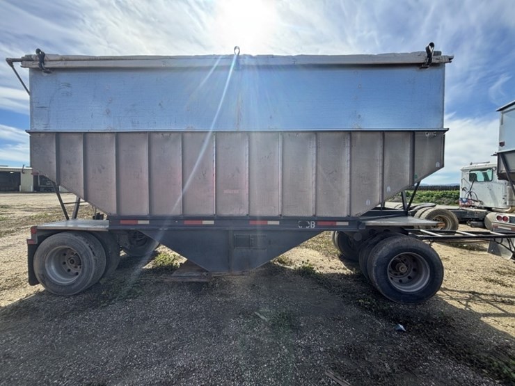 1976-titan-trailer-image-6