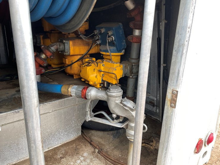 #1037-•-2009-international-navistar-fuel-truck-(has-mn-title)-image-29